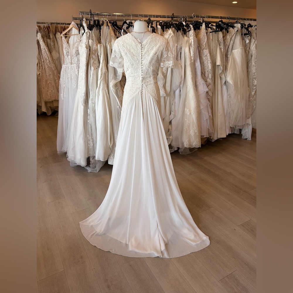 Ivory short sleeve modest sLace Wedding Dress - Picture 4 of 4